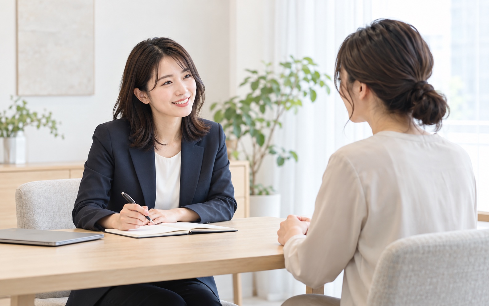 採用担当者と応募者が面談するイメージ